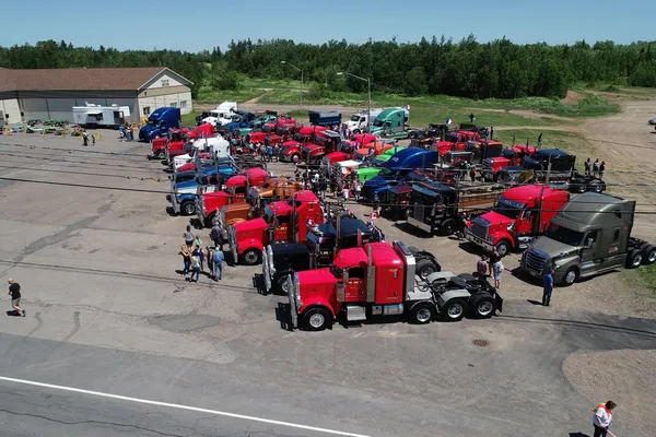 Les camions rassemblés sur le site