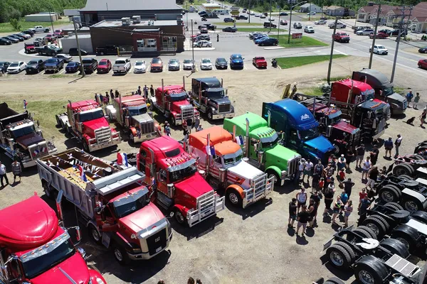 Camions colorés alignés au soleil